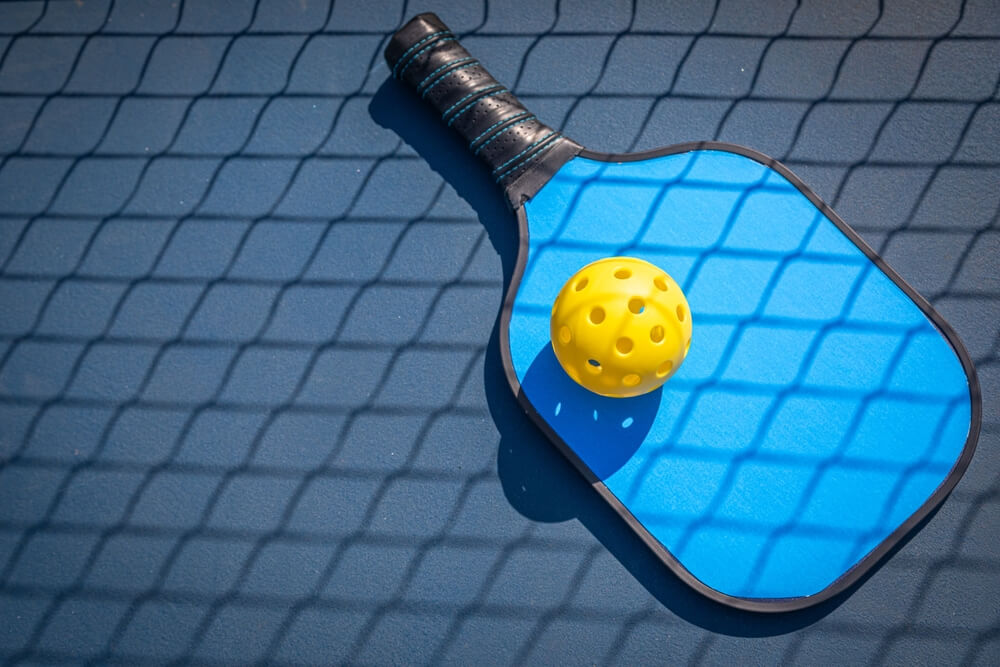 Pickleball là gì? Nguồn gốc, cách chơi và những điều cần biết 15 Vợt và bóng Pickleball
